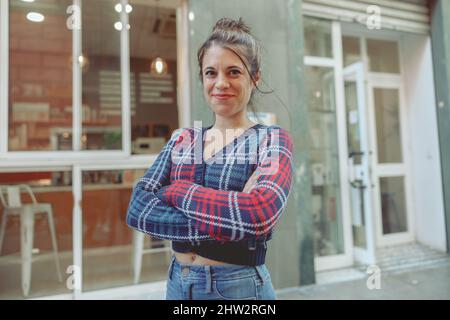 Ritratto di donna felice in piedi vicino al caffè Foto Stock