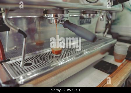 Processo di preparazione del cappuccino nella macchina da caffè Foto Stock