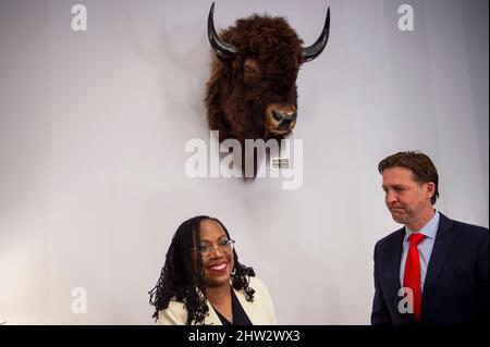 Washington, Vereinigte Staaten. 03rd Mar 2022. Il senatore degli Stati Uniti ben Sasse (repubblicano del Nebraska), a destra, incontra il candidato della Corte Suprema Judge Ketanji Brown Jackson nel Russell Senate Office Building di Washington, DC, Giovedì 3 marzo 2022. Credit: Rod Lammey/CNP/dpa/Alamy Live News Foto Stock