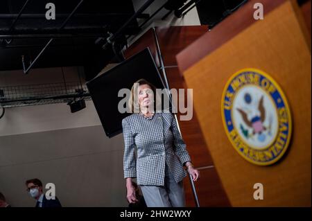 Washington, Vereinigte Staaten. 03rd Mar 2022. Il relatore della Camera dei rappresentanti degli Stati Uniti Nancy Pelosi (democratico della California) arriva per la sua conferenza stampa settimanale al Campidoglio degli Stati Uniti a Washington, DC, giovedì 3 marzo 2022. Credit: Rod Lammey/CNP/dpa/Alamy Live News Foto Stock