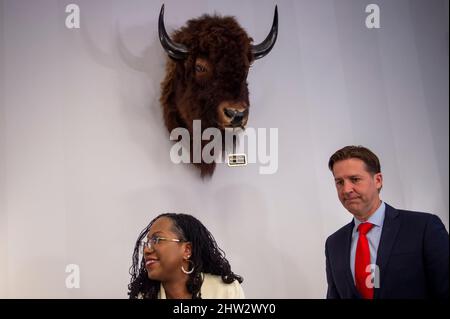 Washington, Vereinigte Staaten. 03rd Mar 2022. Il senatore degli Stati Uniti ben Sasse (repubblicano del Nebraska), a destra, incontra il candidato della Corte Suprema Judge Ketanji Brown Jackson nel Russell Senate Office Building di Washington, DC, Giovedì 3 marzo 2022. Credit: Rod Lammey/CNP/dpa/Alamy Live News Foto Stock