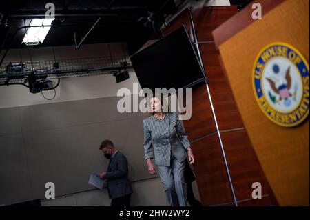 Washington, Vereinigte Staaten. 03rd Mar 2022. Il relatore della Camera dei rappresentanti degli Stati Uniti Nancy Pelosi (democratico della California) arriva per la sua conferenza stampa settimanale al Campidoglio degli Stati Uniti a Washington, DC, giovedì 3 marzo 2022. Credit: Rod Lammey/CNP/dpa/Alamy Live News Foto Stock