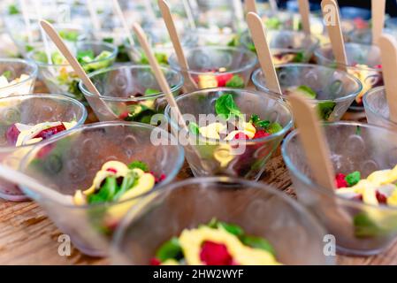 Molti snack bocce salutari organizzati per gli ospiti in una celebrazione gastronomica. Foto Stock