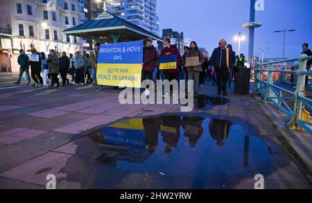 Brighton UK 3rd marzo 2022 - i manifestanti sul lungomare di Brighton che questa sera partecipano all'evento "solidarietà Ucraina a lume di candela" per dimostrare solidarietà al popolo ucraino mentre l'invasione delle forze russe continua. : Credit Simon Dack / Alamy Live News Foto Stock