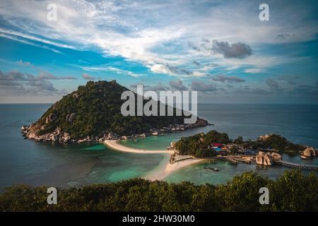 Scatto aereo del punto di vista Isola di Koh Nang Yuan sotto il sole blu brillante Foto Stock