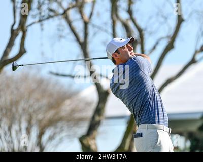 Orlando, Florida, Stati Uniti. 3rd Mar 2022. Scottie Scheffler degli Stati Uniti sul tee 15th durante la prima partita di golf dell'Arnold Palmer Invitational presentato da Mastercard tenuto all'Arnold Palmer's Bay Hill Club & Lodge di Orlando, Florida. Romeo T Guzman/CSM/Alamy Live News Foto Stock