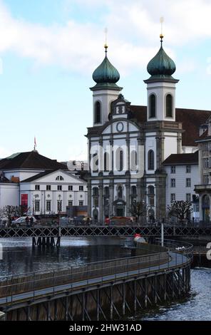 Chiesa Gesuita lungo il fiume Reuss nel centro storico di Lucerna Foto Stock