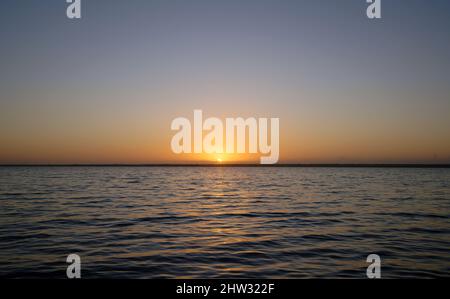 Vista panoramica di un lago all'alba Foto Stock