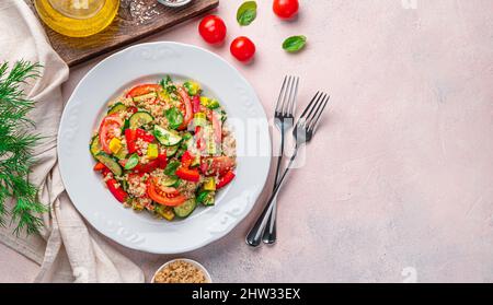 Insalata vegetariana, salutare con quinoa e verdure fresche su sfondo chiaro. Vista dall'alto, orizzontale. Foto Stock
