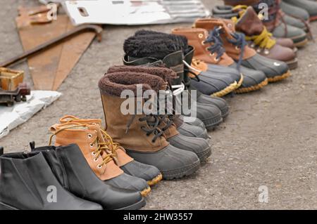 Stivali in vendita al mercato delle pulci Amish, Tag sale, Boot sale Foto Stock