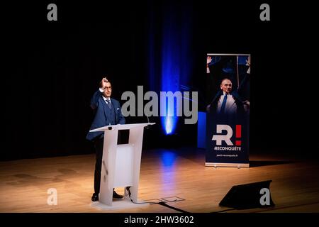 Jean Messiha partecipando alla campagna presidenziale di Eric Zemmour, incontro di sostegno per il Reconquete. Jean Messiha è un economista, politico ed ex funzionario pubblico egiziano. Saint-Brieuc, Bretagna, Francia. Foto Stock