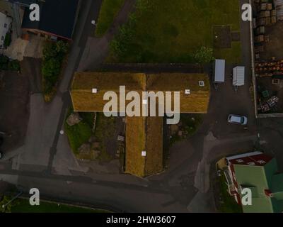 Bella vista aerea della città di Torshavn nelle Isole Faroe e le sue case colorate classiche, edificio rosso con erba Foto Stock