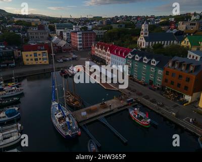 Bella vista aerea della città di Torshavn nelle Isole Faroe e le sue case colorate classiche, edificio rosso con erba Foto Stock