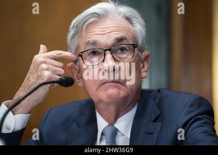 Washington, Stati Uniti. 03rd Mar 2022. Il presidente della Federal Reserve Jerome Powell testimonia prima di un'audizione del Senato Banking, Housing, and Urban Affairs Committee sul "rapporto sulla politica monetaria semestrale al Congresso", a Capitol Hill a Washington, DC il 3 marzo 2022. Foto piscina di Tom Williams/UPI Credit: UPI/Alamy Live News Foto Stock