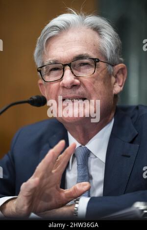 Washington, Stati Uniti. 03rd Mar 2022. Il presidente della Federal Reserve Jerome Powell testimonia prima di un'audizione del Senato Banking, Housing, and Urban Affairs Committee sul "rapporto sulla politica monetaria semestrale al Congresso", a Capitol Hill a Washington, DC il 3 marzo 2022. Foto piscina di Tom Williams/UPI Credit: UPI/Alamy Live News Foto Stock