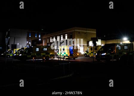 Southend University Hospital, Southend on Sea, Essex, Regno Unito. 3rd Mar 2022. È stato riportato che i pazienti sono in attesa in ambulanze fuori dall'ospedale per otto ore. Un certo numero di ambulanze sono ancora in attesa all'aperto di sera Foto Stock