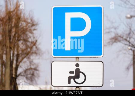 Cartello stradale "Parcheggio per disabili" Foto Stock