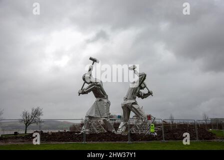 Shipbuilders of Port Glasgow 10 Meter Stainless Sculpture Coronation Park Port Glasgow Inverclyde Scotland Regno Unito fase di installazione intermedia scott Foto Stock