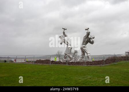 Shipbuilders of Port Glasgow 10 Meter Stainless Sculpture Coronation Park Port Glasgow Inverclyde Scotland Regno Unito fase di installazione intermedia scott Foto Stock