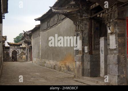 Vicolo Backstreet dietro la vecchia casa nel villaggio cinese Foto Stock