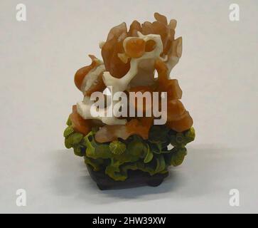 Arte ispirata alla mano di Buddha con pesche, melograni e foglie di Fungo, 18th secolo, Cina, carnelia e agata bianca, H. 4 pollici. (10,2 cm), Hardstone, opere classiche modernizzate da Artotop con un tuffo di modernità. Forme, colore e valore, impatto visivo accattivante sulle emozioni artistiche attraverso la libertà delle opere d'arte in modo contemporaneo. Un messaggio senza tempo che persegue una nuova direzione selvaggiamente creativa. Artisti che si rivolgono al supporto digitale e creano l'NFT Artotop Foto Stock