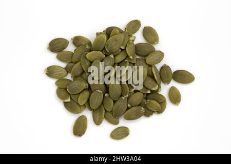 mucchio di semi di zucca verde isolato su sfondo bianco, semi sbucciati crudi, vista dall'alto Foto Stock