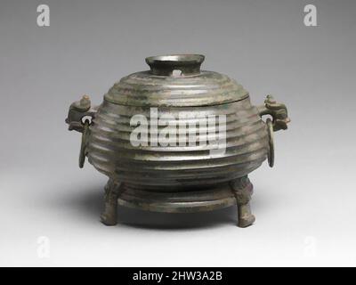 Arte ispirata da 西周 青銅簋, Grain Serving Vessel (GUI), Western Zhou dinastia (1046–771 a.C.), inizio 9th secolo a.C., Cina, Bronzo, H. 9 pollici (22,9 cm); W. 13" (33 cm), lavorazione del metallo, questo vaso è notevole in quanto tutte le decorazioni ornamentali, ad eccezione dei manici per la testa degli animali, sono state, opere classiche modernizzate da Artotop con un tuffo di modernità. Forme, colore e valore, impatto visivo accattivante sulle emozioni artistiche attraverso la libertà delle opere d'arte in modo contemporaneo. Un messaggio senza tempo che persegue una nuova direzione selvaggiamente creativa. Artisti che si rivolgono al supporto digitale e creano l'NFT Artotop Foto Stock