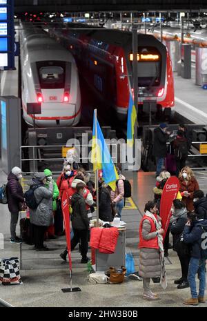 Monaco di Baviera, Germania. 03rd Mar 2022. I dipendenti della Caritas si trovano presso la stazione ferroviaria principale di Monaco per accogliere uomini e donne provenienti dall'Ucraina. Credit: Felix Hörhager/dpa/Alamy Live News Foto Stock