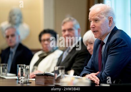 Washington, Stati Uniti. 03rd Mar 2022. Il presidente Joe Biden tiene una riunione del gabinetto nella Sala del gabinetto alla Casa Bianca a Washington, DC giovedì 3 marzo 2022. Il Presidente Biden ha aperto l'incontro con una dichiarazione su Russia e Ucraina. Foto di Leigh Vogel/Pool/Sipa USA Credit: Sipa USA/Alamy Live News Foto Stock