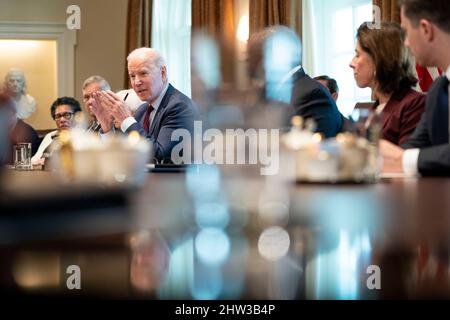 Washington, Stati Uniti. 03rd Mar 2022. Il presidente Joe Biden tiene una riunione del gabinetto nella Sala del gabinetto alla Casa Bianca a Washington, DC giovedì 3 marzo 2022. Il Presidente Biden ha aperto l'incontro con una dichiarazione su Russia e Ucraina. Foto di Leigh Vogel/Pool/Sipa USA Credit: Sipa USA/Alamy Live News Foto Stock