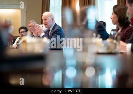 Washington, Stati Uniti. 03rd Mar 2022. Il presidente Joe Biden tiene una riunione del gabinetto nella Sala del gabinetto alla Casa Bianca a Washington, DC giovedì 3 marzo 2022. Il Presidente Biden ha aperto l'incontro con una dichiarazione su Russia e Ucraina. Foto di Leigh Vogel/Pool/Sipa USA Credit: Sipa USA/Alamy Live News Foto Stock