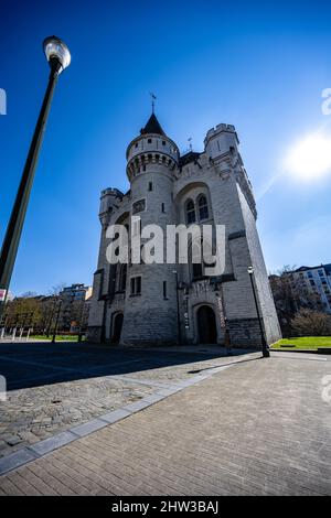 Porte de Hal a Brussls, Belgio con cielo blu sullo sfondo Foto Stock