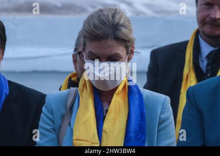 Kathmandu, Nepal. 03rd Mar 2022. Delegato straniero che partecipa a Butterlamp Vigil inchinano la testa durante una preghiera per la fine dell'invasione russa dell'Ucraina e per la pace mondiale a Boudhanath Stupa, un sito patrimonio mondiale dell'UNESCO a Kathmandu, Nepal. (Foto di Abhishek Maharjan/Sipa USA) Credit: Sipa USA/Alamy Live News Foto Stock