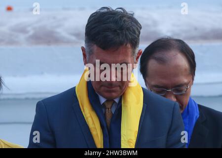 Kathmandu, Nepal. 03rd Mar 2022. Delegato straniero che partecipa a Butterlamp Vigil inchinano la testa durante una preghiera per la fine dell'invasione russa dell'Ucraina e per la pace mondiale a Boudhanath Stupa, un sito patrimonio mondiale dell'UNESCO a Kathmandu, Nepal. (Foto di Abhishek Maharjan/Sipa USA) Credit: Sipa USA/Alamy Live News Foto Stock