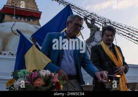 Kathmandu, Nepal. 03rd Mar 2022. Delegati stranieri illuminano le lampade a farfalla durante la veglia di lampada a farfalla per porre fine all'invasione russa dell'Ucraina e per la pace mondiale a Boudhanath Stupa, un sito patrimonio mondiale dell'UNESCO a Kathmandu, Nepal. (Foto di Abhishek Maharjan/Sipa USA) Credit: Sipa USA/Alamy Live News Foto Stock