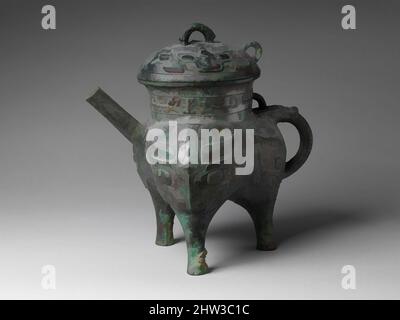Arte ispirata da 西周 青銅盉, Spouted Wine Vessel (HE), Western Zhou dinastia (1046–771 a.C.), fine 11th–inizio 10th secolo a.C., Cina, Bronzo, H. 12 1/2 pollici. (31,8 cm); W. 8 1/2" (21,6 cm); D. 12 1/2" (31,8 cm), lavorazione del metallo, i motivi animali sulla maggior parte dei bronzi Shang e Zhou occidentale sono, opere classiche modernizzate da Artotop con un tuffo di modernità. Forme, colore e valore, impatto visivo accattivante sulle emozioni artistiche attraverso la libertà delle opere d'arte in modo contemporaneo. Un messaggio senza tempo che persegue una nuova direzione selvaggiamente creativa. Artisti che si rivolgono al supporto digitale e creano l'NFT Artotop Foto Stock