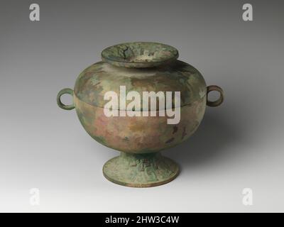 Arte ispirata da 戰國 青銅豆, vaso di servizio di grano (Dou), dinastia Zhou orientale, periodo di guerra stati (475–221 a.C.), 5th secolo a.C., Cina, Bronzo, H. 7 pollici. (17,8 cm); W. (incl. Alette) 9 poll. (22,9 cm); diametro del coperchio: 7 1/4" (18,4 cm); diametro del bordo (interno): 6 3/4" (17,1 cm); Diam, opere classiche modernizzate da Artotop con un tuffo di modernità. Forme, colore e valore, impatto visivo accattivante sulle emozioni artistiche attraverso la libertà delle opere d'arte in modo contemporaneo. Un messaggio senza tempo che persegue una nuova direzione selvaggiamente creativa. Artisti che si rivolgono al supporto digitale e creano l'NFT Artotop Foto Stock