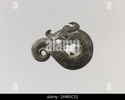 Arte ispirata ad Appliqué nella forma di un drago, la dinastia Shang (ca. 1600–1046 a.C.), 13th–11th sec. a.C., Cina, Bronzo, H. 2 pollici (5,1 cm); L. 2 11/16" (6,8 cm), lavorazione del metallo, opere classiche modernizzate da Artotop con un tuffo di modernità. Forme, colore e valore, impatto visivo accattivante sulle emozioni artistiche attraverso la libertà delle opere d'arte in modo contemporaneo. Un messaggio senza tempo che persegue una nuova direzione selvaggiamente creativa. Artisti che si rivolgono al supporto digitale e creano l'NFT Artotop Foto Stock