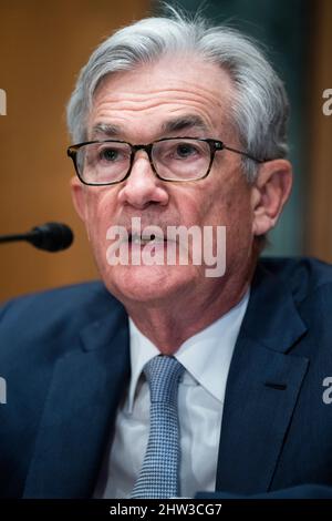 Stati Uniti. 3rd Mar 2022. Jerome Powell, presidente della Federal Reserve, testimonia durante l’audizione del Comitato bancario del Senato intitolata “il rapporto semestrale sulla politica monetaria al Congresso” nell’edificio Dirksen di Washington, DC, giovedì 3 marzo 2022. Credit: Tom Williams/Pool Via CNP/Media Punch/Alamy Live News Foto Stock