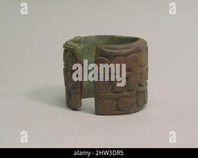 Arte ispirata al bracciale con tre file di disegni A forma Di 'S', 500 a.C.-d.C. 300, Vietnam (Nord, Highlands?), Bronzo, H. 1/2 poll. (1,3 cm); W. 2" (5,1 cm), Gioielli, opere classiche modernizzate da Artotop con un tuffo di modernità. Forme, colore e valore, impatto visivo accattivante sulle emozioni artistiche attraverso la libertà delle opere d'arte in modo contemporaneo. Un messaggio senza tempo che persegue una nuova direzione selvaggiamente creativa. Artisti che si rivolgono al supporto digitale e creano l'NFT Artotop Foto Stock