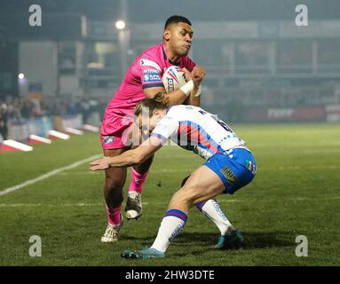 David Fusitua di Leeds Rhinos (a sinistra) va oltre per una prova, mentre affrontato da Jacob Miller di Wakefield Trinity durante la partita della Betfred Super League al Be Well Support Stadium di Wakefield. Data foto: Giovedì 3 marzo 2022. Foto Stock