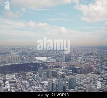 Le aree urbane e le autostrade sono coperte di neve. Vita quotidiana della città, vista dall'alto di Mosca in una giornata invernale, fotografia aerea Foto Stock