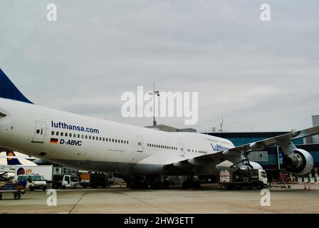 Lufthansa 747-800 all'aeroporto di Francoforte Foto Stock