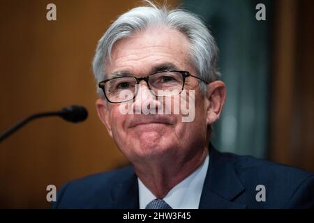 Washington, DC. 3rd Mar 2022. STATI UNITI - MARZO 3: Il presidente della Federal Reserve Jerome Powell testimonia durante l'audizione del Comitato bancario del Senato dal titolo "il rapporto semestrale sulla politica monetaria al Congress nell'edificio Dirksen a Washington, DC, giovedì 3 marzo 2022. Credit: Tom Williams/Pool via CNP/dpa/Alamy Live News Foto Stock