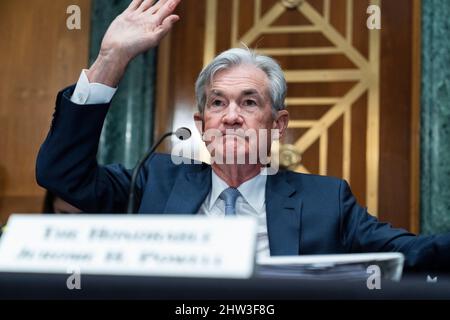 Washington, DC. 3rd Mar 2022. STATI UNITI - MARZO 3: Il presidente della Federal Reserve Jerome Powell testimonia durante l'audizione del Comitato bancario del Senato dal titolo "il rapporto semestrale sulla politica monetaria al Congress nell'edificio Dirksen a Washington, DC, giovedì 3 marzo 2022. Credit: Tom Williams/Pool via CNP/dpa/Alamy Live News Foto Stock