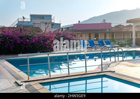 hotel vuoto con piscina e lettini Foto Stock