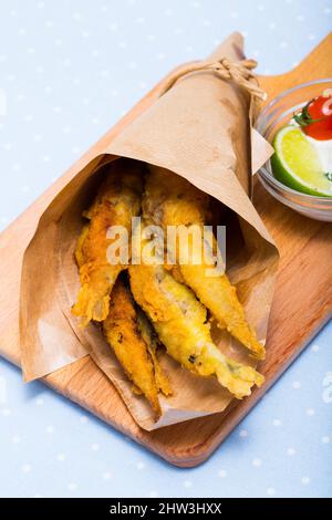 Acciughe fritte con salsa cremosa al formaggio Foto Stock