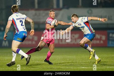 Leeds Rhinos' Jack Walker (centro) e il James Batchelor di Wakefield Trinity durante la partita della Betfred Super League al Be Well Support Stadium di Wakefield. Data foto: Giovedì 3 marzo 2022. Foto Stock