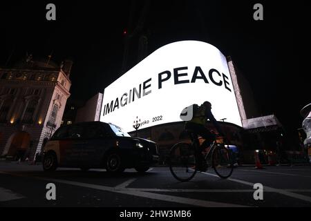 Yoko Ono ha trasmesso un messaggio di pace a Piccadilly Circus, Londra. Il messaggio dell'artista di 89 anni 'Imagine Peace' è in mostra a Londra, Berlino, Los Angeles, Melbourne, Milano, New York e Seoul. Data foto: Giovedì 3 marzo 2022. Foto Stock