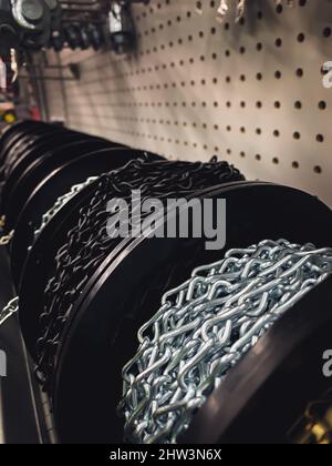 Una fila di spole di maglie di catena presso il punto vendita Foto Stock